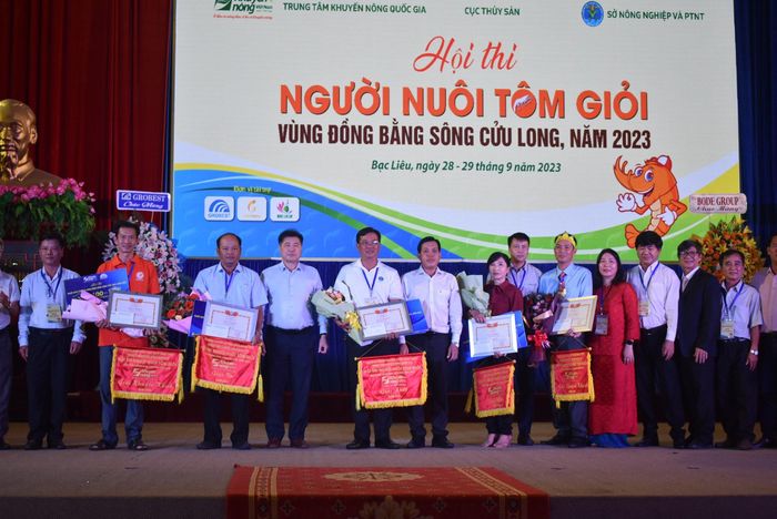 Ban tổ chức trao giải cho các đội tại hội thi năm nay.