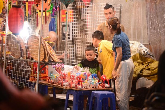 Nhiều gia đình tìm nơi trú mưa.