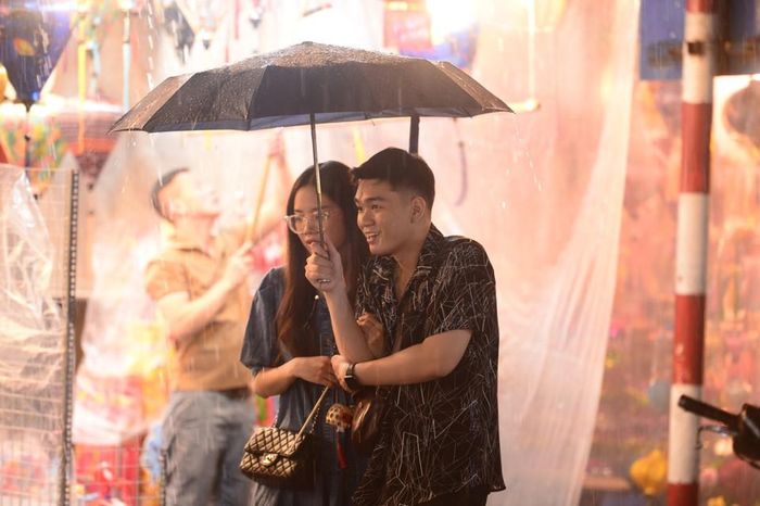 Nhiều bạn trẻ tranh thủ che ô, mặc áo mưa để tham quan, vui chơi.