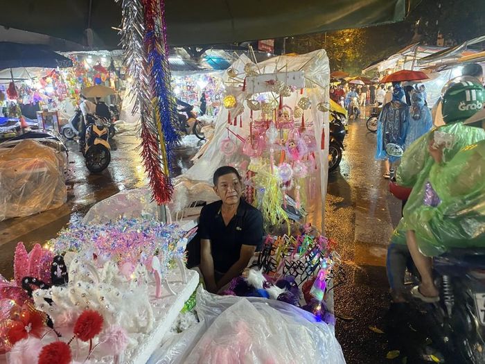 Mưa lớn, người dân tìm chỗ trú, khiến các hàng quán ế ẩm.