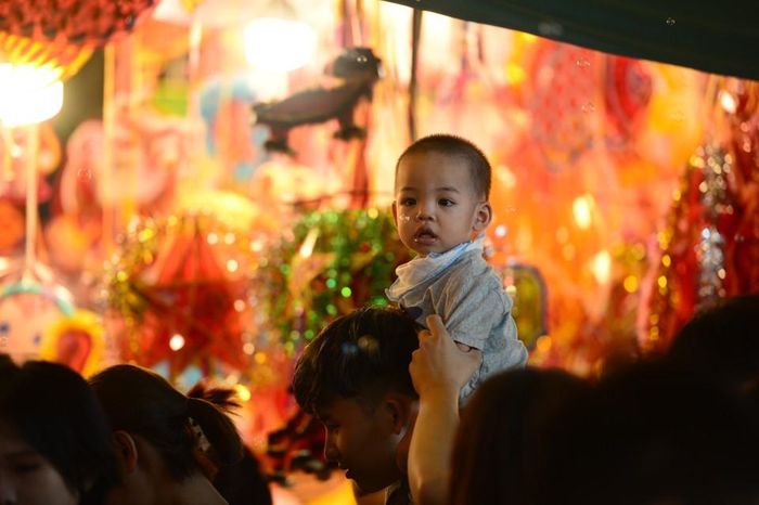 Nhiều phụ huynh cõng con lên vai để dễ di chuyển.