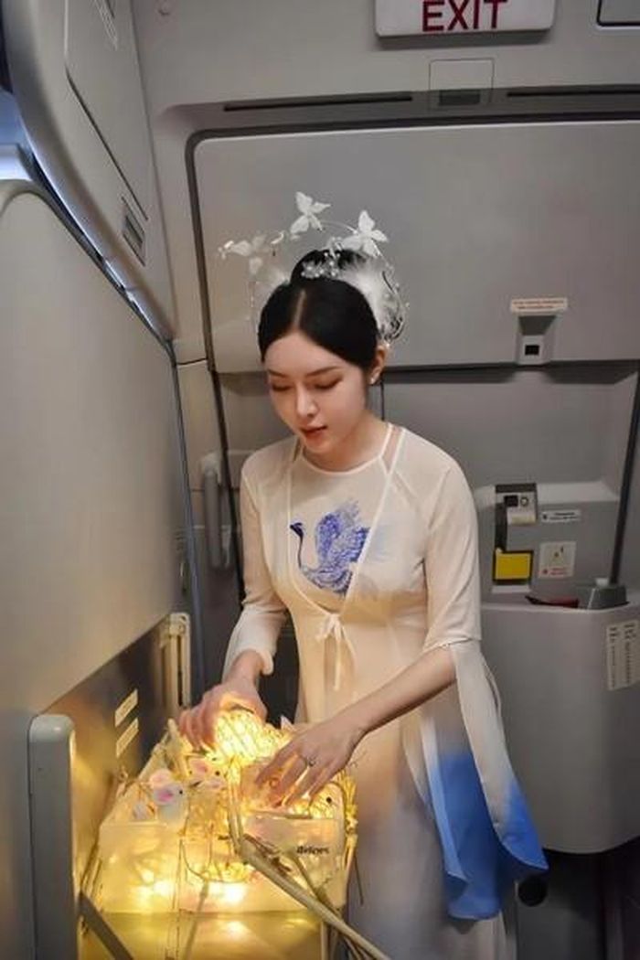 Trong ảnh, chị Hằng Nga diện áo tứ thân màu trắng, đeo phụ kiện là bộ cài tóc họa tiết cánh bướm vô cùng nền nã và dịu dàng.