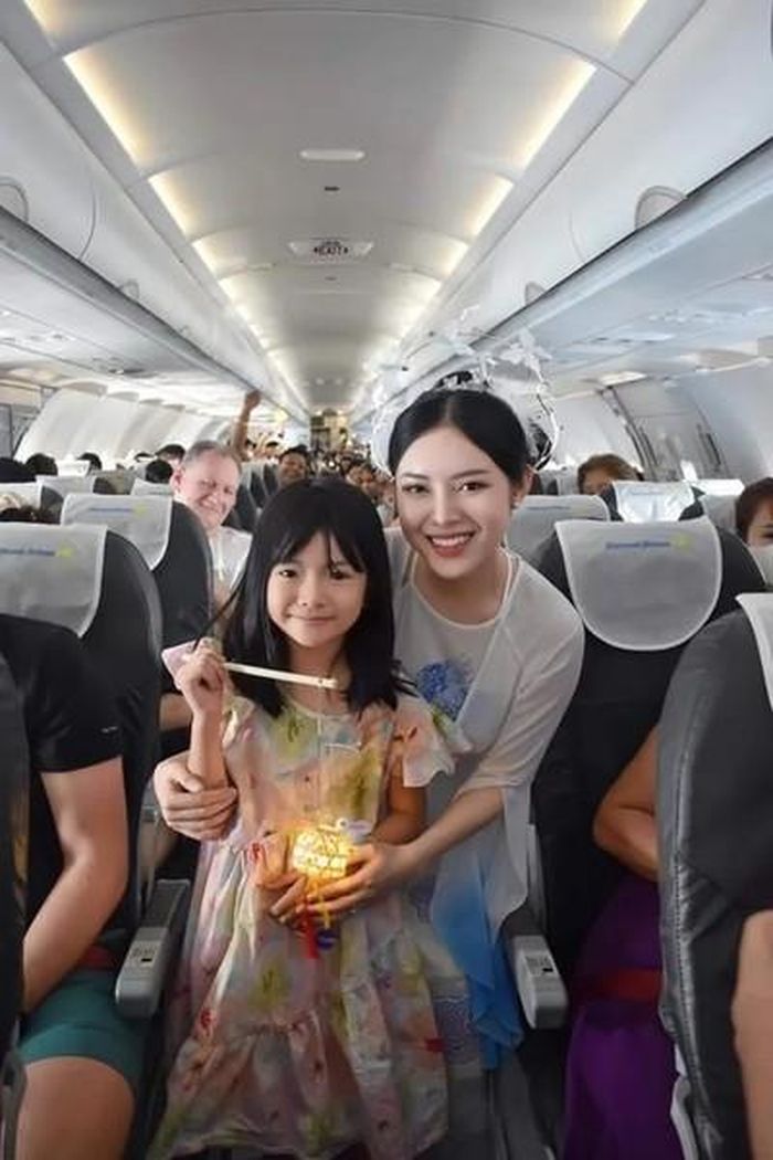 Tùy địa điểm và không gian nên cô chọn trang phục không quá cầu kỳ hay lộng lẫy nhưng vẫn đảm bảo mang yếu tố truyền thống và thu hút sự chú ý.