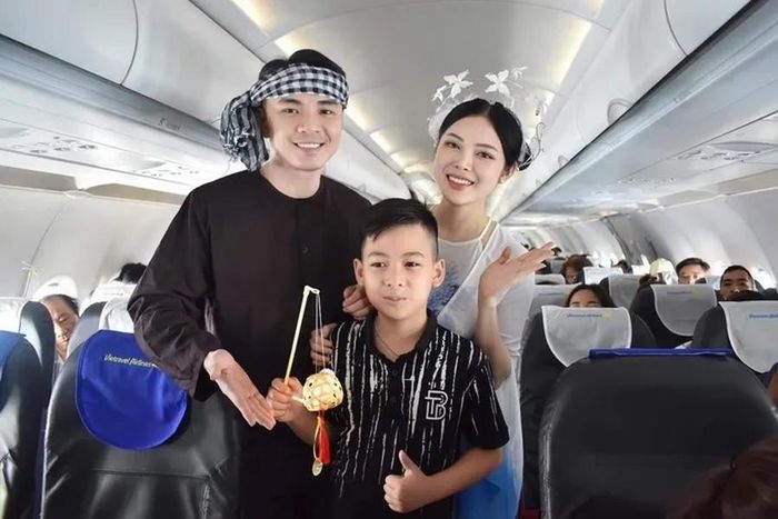 Quế Chi rất nổi tiếng trên mạng xã hội với danh xưng "Nữ tiếp viên hàng không vạn người mê", "Hot girl ngành hàng không", "hoa hậu ngành hàng không",...