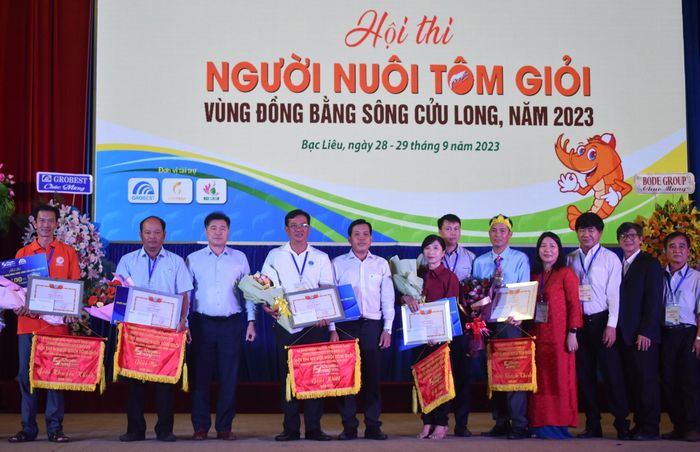 Ban tổ chức trao giải nhất cho đội tuyển Bạc Liêu.