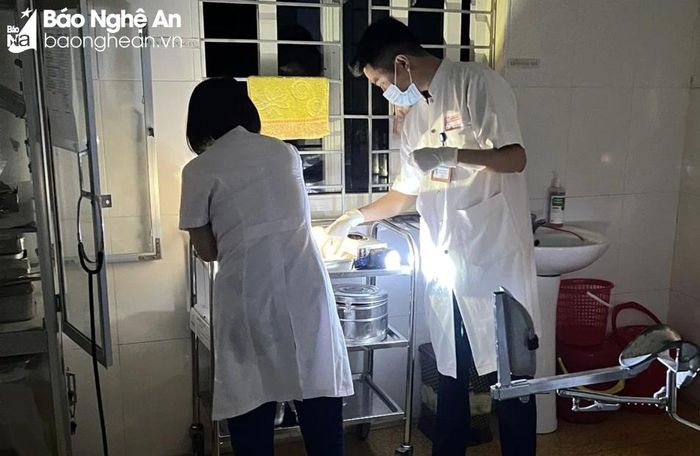 Các bác sĩ vượt lũ trong đêm để giúp đỡ sản phụ sinh nở. Ảnh: CSCC