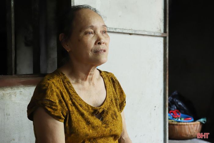 Dì Bình đã gắn bó với gánh hàng rong gần cả cuộc đời mình.