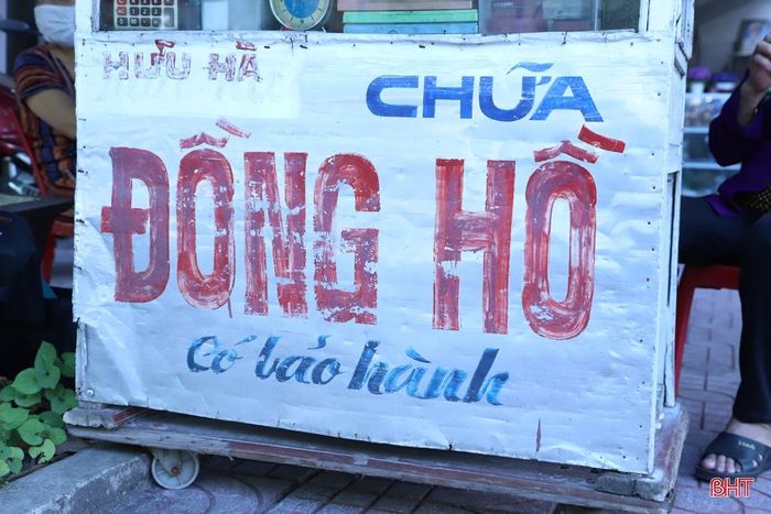 Những “cửa hiệu” in hằn dấu vết thời gian trên “con phố sửa đồng hồ”.