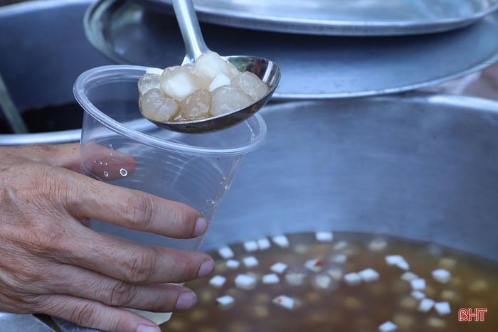 Gánh chè với những nguyên liệu giản đơn mà vương mãi trong ký ức bao người.