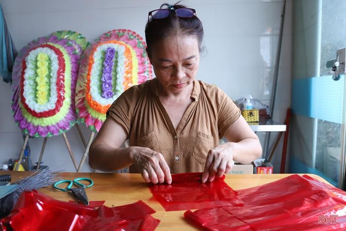 Cuộc sống đổi thay, không còn nhiều người còn nhớ nghề hoa như bà Hạnh.