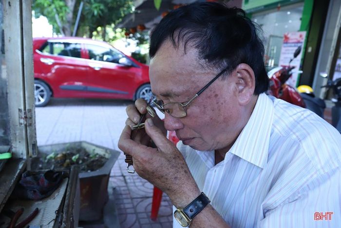 Ông Hà - người thợ “sửa thời gian”.