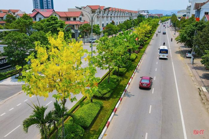 Thành Sen đã trở thành một đô thị trẻ nhộn nhịp nhưng những con người “muôn năm cũ”, những vỉa hè vẫn in hằn trong miền ký ức của nhiều thế hệ. Ảnh Đình Nhất.