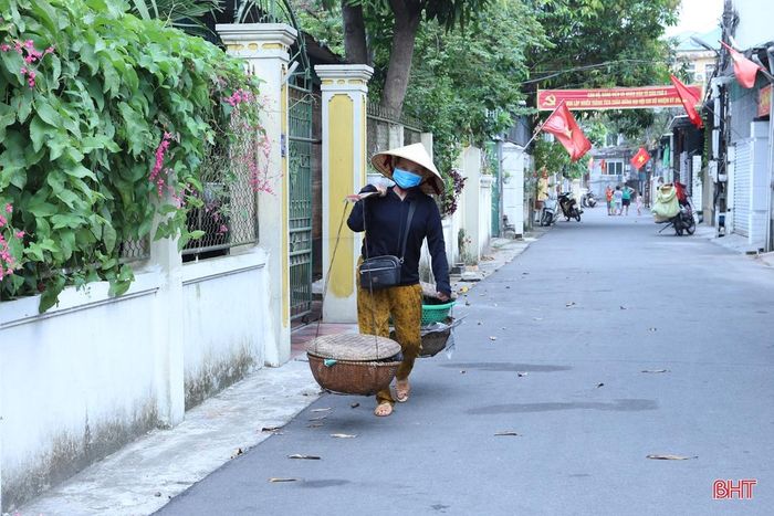 Đôi chân dì đã đi qua hầu hết những con phố lớn, ngõ nhỏ Thành Sen.