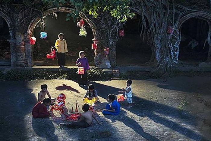 Trẻ em nông thôn xưa vẫn thường bày biện trông trăng ngoài thềm... Ânh internet