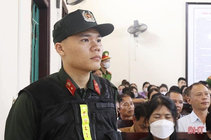 Chiến sỹ Nguyễn Đình Vũ trong lần thực hiện nhiệm vụ bảo đảm ANTT tại phiên tòa.