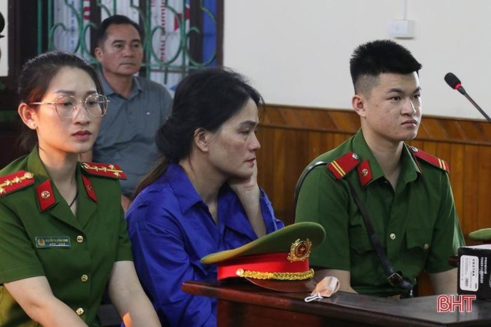 Đại úy Hạnh tham gia phiên tòa xét xử Phạm Thị Oanh (SN 1980, trú xã Thạch Kim, Lộc Hà) về tội “Lừa đảo chiếm đoạt tài sản”.