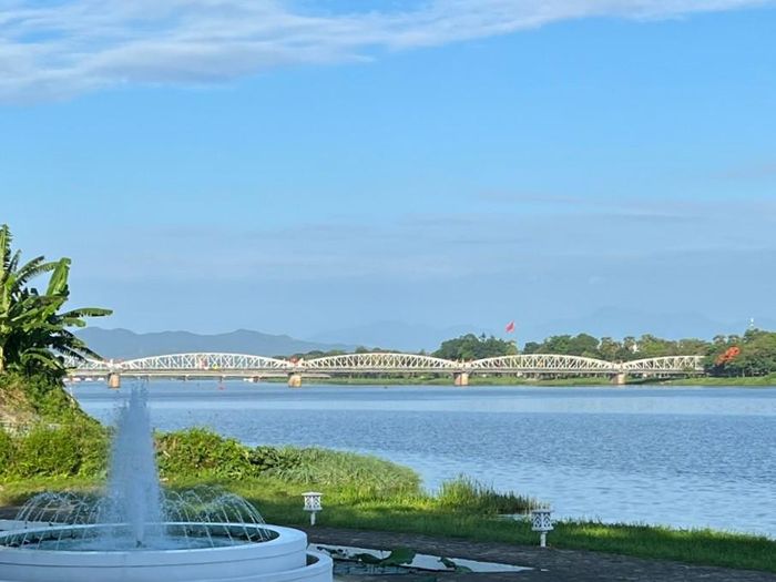 Cầu Tràng Tiền Huế được xem là biểu tượng của cố đô, mang đậm dấu ấn lịch sử qua bao thăng trầm của đất nước. Đây còn là điểm du lịch hấp dẫn thu hút mọi du khách khi đến Huế bởi vẻ đẹp duyên dáng, thơ mộng bắc qua dòng sông Hương trôi lững lờ