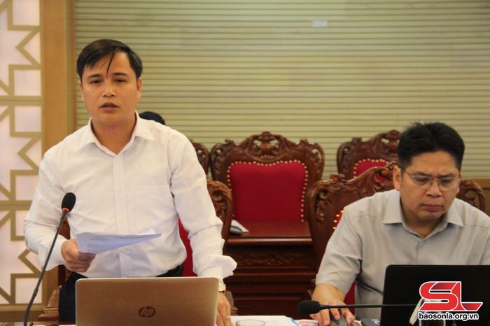 Lãnh đạo Ban Dân tộc của HĐND tỉnh phát biểu tại phiên họp.