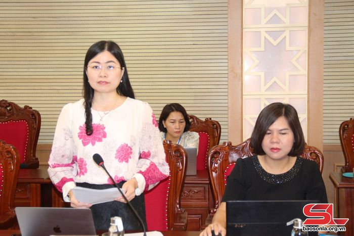 Lãnh đạo Ban Kinh tế - Ngân sách của HĐND tỉnh phát biểu tại Phiên họp