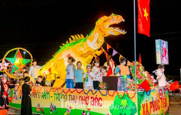 Các em nhỏ huyện Lâm Bình vui Tết Trung thu.