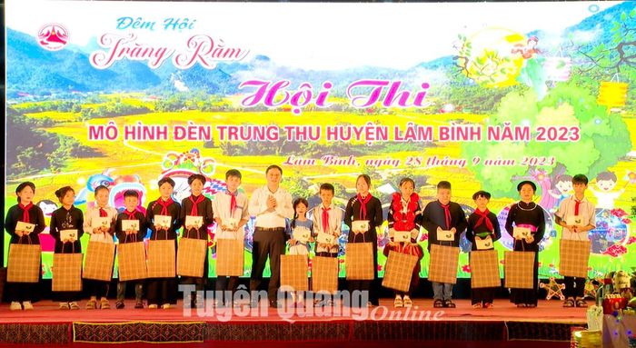 Huyện Lâm Bình tặng quà cho các em nhỏ có hoàn cảnh khó khăn vươn lên trong học tập.
