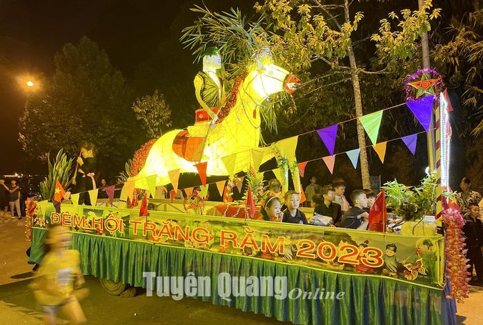 Mô hình đèn trung thu lồng khổng lồ.