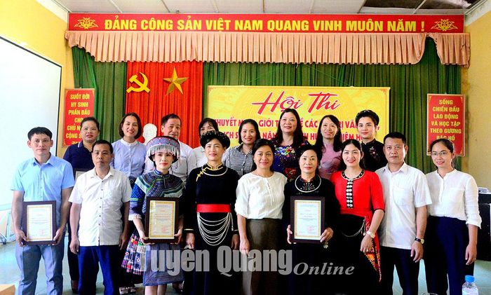 Ban tổ chức trao giải Hội thi thuyết minh giới thiệu về các giá trị văn hóa lịch sử tiềm năng du lịch của địa phương.