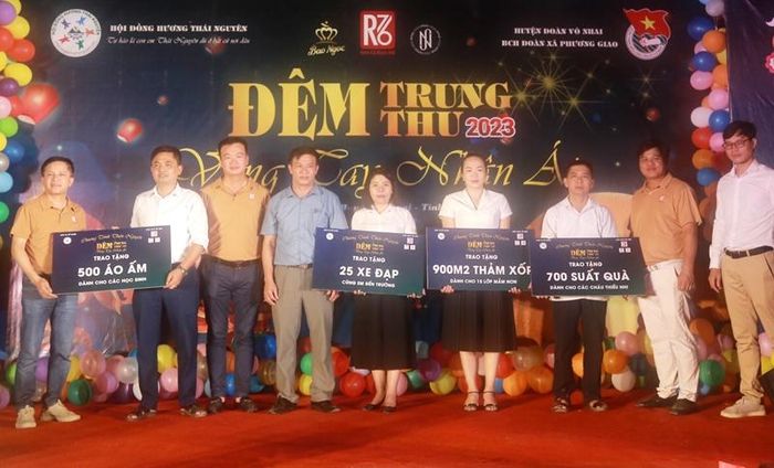 Ban Tổ chức chương trình trao tượng trưng các phần quà với tổng trị giá gần 200 triệu đồng tặng các gia đình có hoàn cảnh khó khăn, các em học sinh con em đồng bào dân tộc thiểu số tại xã Phương Giao.