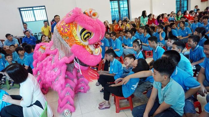 Các em học sinh Trung tâm Hỗ trợ phát triển giáo dục hòa nhập trẻ khuyết tật của tỉnh tham gia hoạt động văn nghệ vui Tết Trung thu.