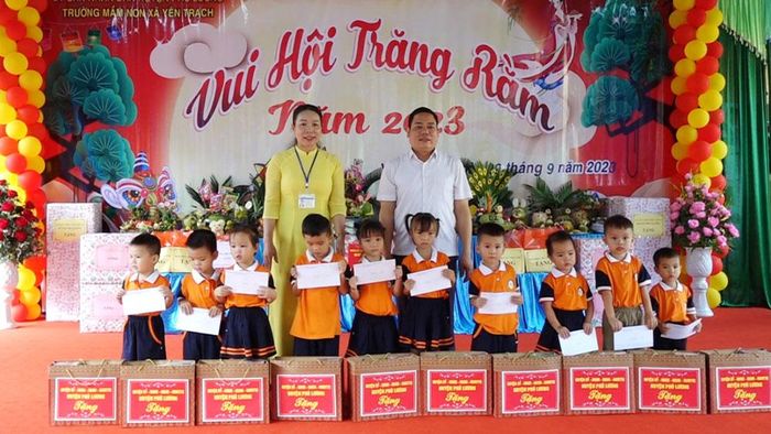 Lãnh đạo huyện Phú Lương trao quà cho các cháu thiếu nhi có hoàn cảnh khó khăn ở Trường Mầm non Yên Trạch.