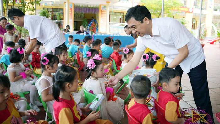 Lãnh đạo TP. Sông Công tặng quà thiếu thi tại Trường Mầm non Vinh Sơn.