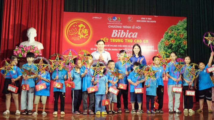 Đại diện các đơn vị trao quà Tết Trung thu tặng học sinh tại Trung tâm.