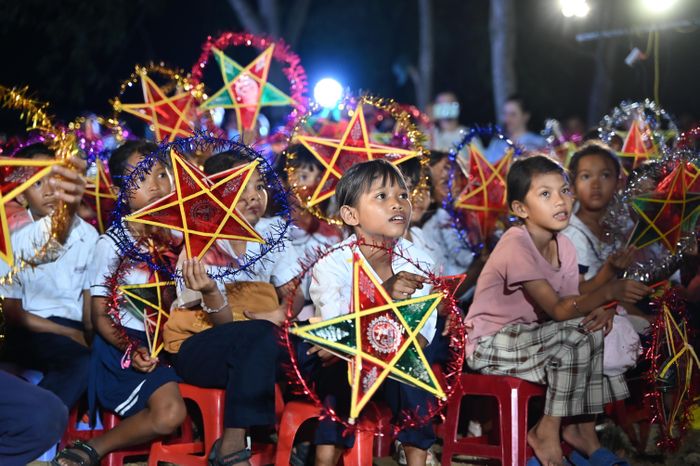 Những ánh mắt hiếu kì khi lần đầu được tham gia đêm hội Trung thu ngay tại bản làng quê hương