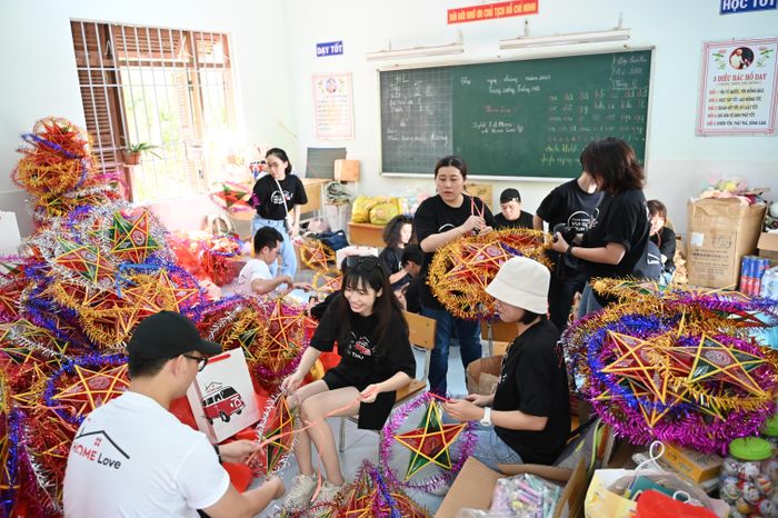 Các tình nguyện viên Home Love chuẩn bị hơn 300 phần quà cho các học sinh khó khăn dân tộc thiểu số tại trường tiểu học Cam Phước Đông 1.
