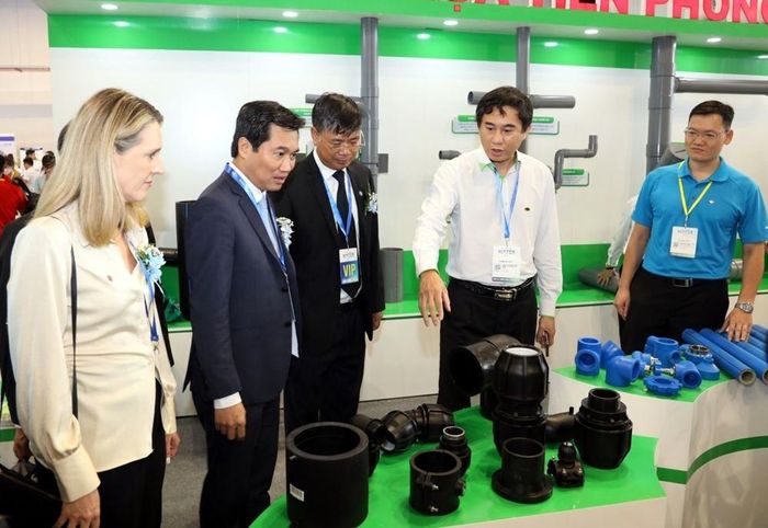 Đại biểu thăm quan gian hàng tại triển lãm, Tuần lễ ngành Nước Việt Nam 2023.