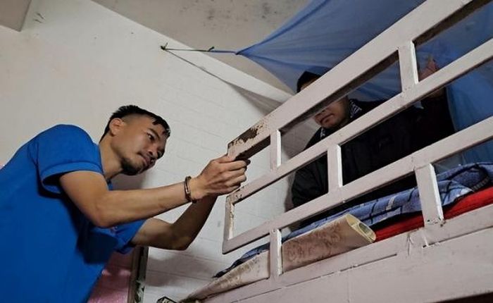 Mãn Văn Lập giấu nhẫn, dây chuyền trong phần rỗng thanh chắn trên gác, nơi đối tượng ngủ.
