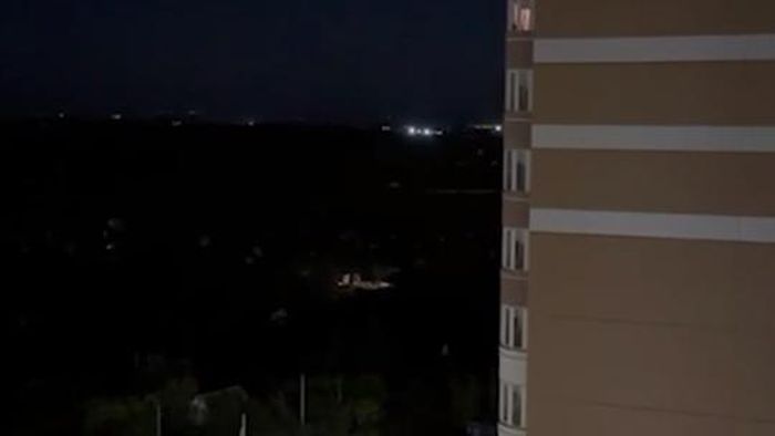 Một trong những máy biến thế đã bốc cháy sau vụ tấn công, gây mất điện ảnh hưởng đến 5 khu dân cư và một bệnh viện.