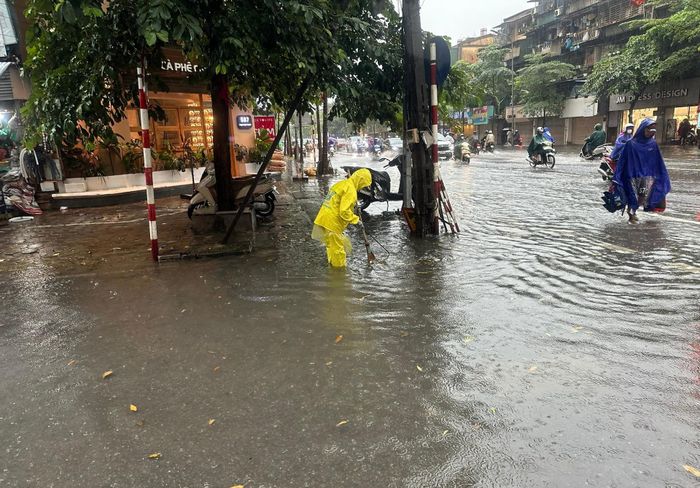 Nhiều vực nội đô Hà Nội bị ngập lụt sau trận mưa lớn sáng 28-9.