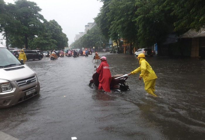 Nhiều khu vực đô thị Hà Nội bị ngập sâu sau trận mưa lớn sáng 28-9.