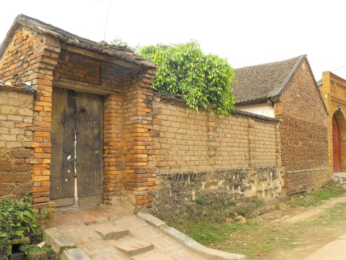 Cổng nhà người dân ở làng cổ Đường Lâm (Sơn Tây, Hà Nội). 