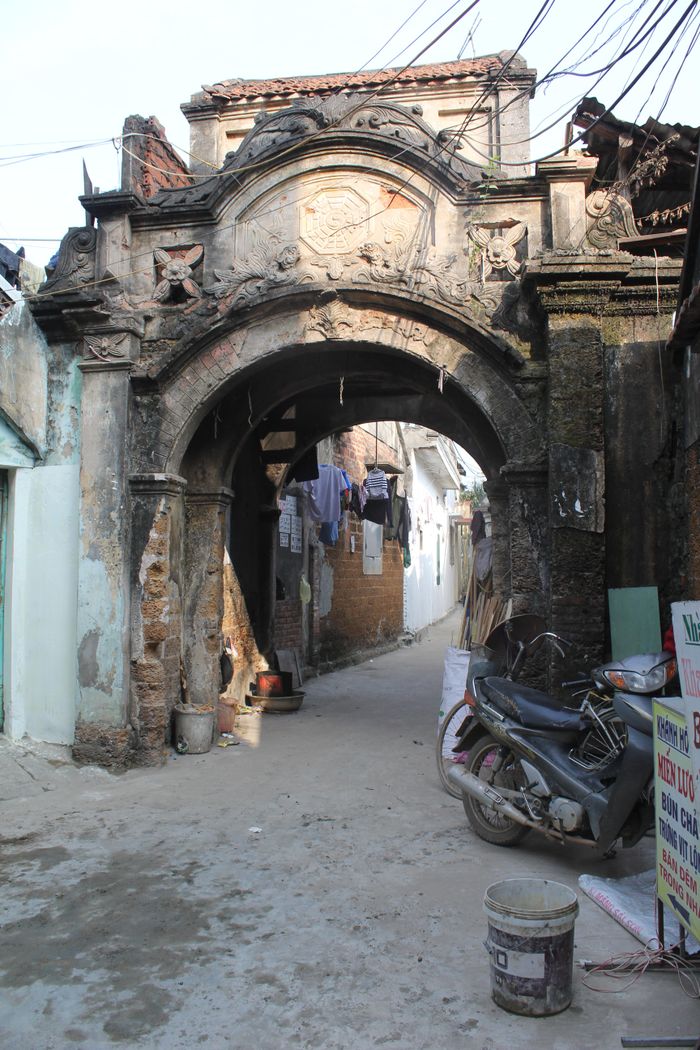 Cổng ngõ ở làng Hữu Bằng (Thạch Thất, Hà Nội). 