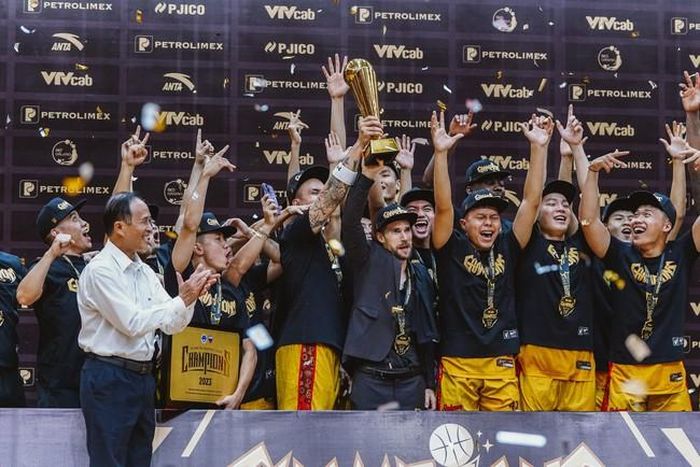 Saigon Heat nâng cúp vô địch VBA lần thứ tư liên tiếp. Ảnh: VBA