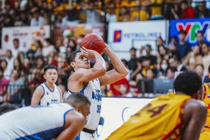 Hiệp 4, Dominique Tham giúp Nha Trang Dolphins rút ngắn khoảng cách khi bị Saigon Heat vươn lên dẫn trước ở hiệp 3. Ảnh: VBA