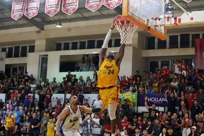 Kentrell Barkley úp rổ, kết liễu tham vọng của đối thủ khi trận đấu đang ở những giây cuối cùng. Ảnh: VBA