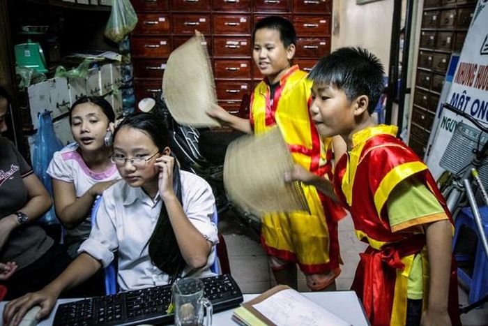Trung thu năm 2007: Hai chú nhóc múa lân vào một nhà thuốc Đông y. Một trong hai cô chủ nhà đang chơi game, khiến các cậu trai tay vẫy quạt xin tiền nhưng mắt thì cứ hóng vào màn hình