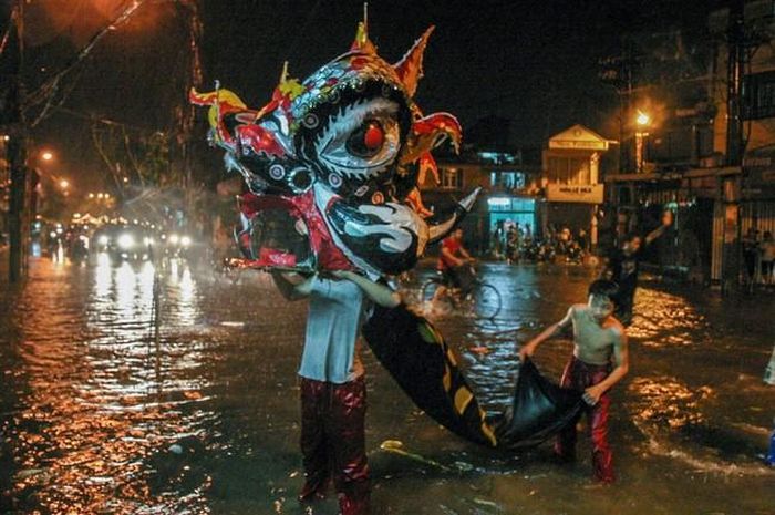 Trung thu năm 2005: hai chú nhóc đang hăm hở múa lân giữa phố Cầu Đất (Hải Phòng), khi con phố này lụt mênh mang sau một trận mưa lớn
