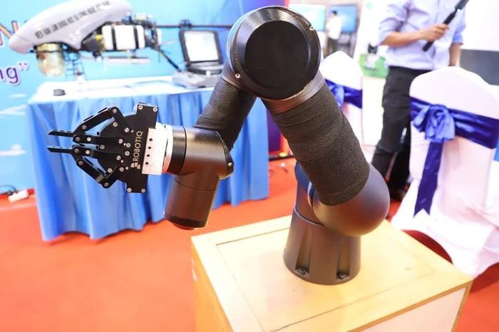 Sản phẩm robot phục vụ trong nhà máy công nghiệp.