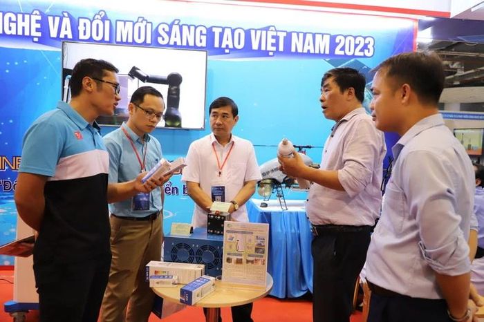 Các nhà khoa học giới thiệu pin nhiên liệu hydro.