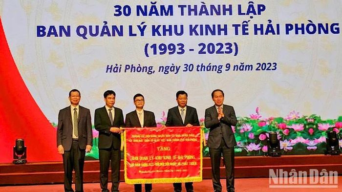 Thành ủy, Hội đồng nhân dân, Ủy ban nhân dân, Ủy ban Mặt trận Tổ quốc Việt Nam thành phố Hải Phòng tặng Ban Quản lý Khu Kinh tế bức trướng mang dòng chữ “30 năm đoàn kết-đổi mới-hội nhập và phát triển”.