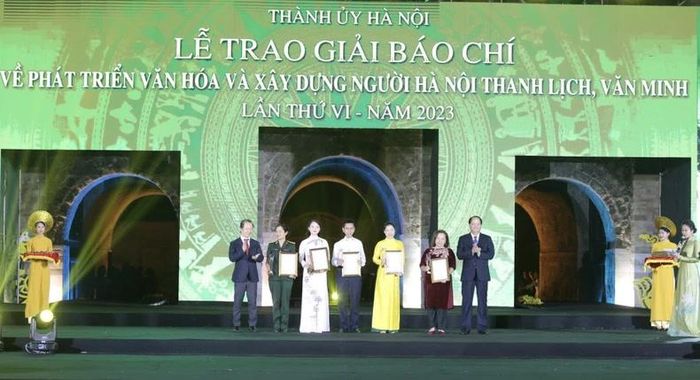Tác phẩm "Xây dựng nếp sống văn minh nơi làng lên phố" của nhóm tác giả: Nguyễn Văn Toản, Nguyễn Chí Dũng (Ban Quản lý Phóng viên thường trú Báo Nhân Dân) được trao Giải C.
